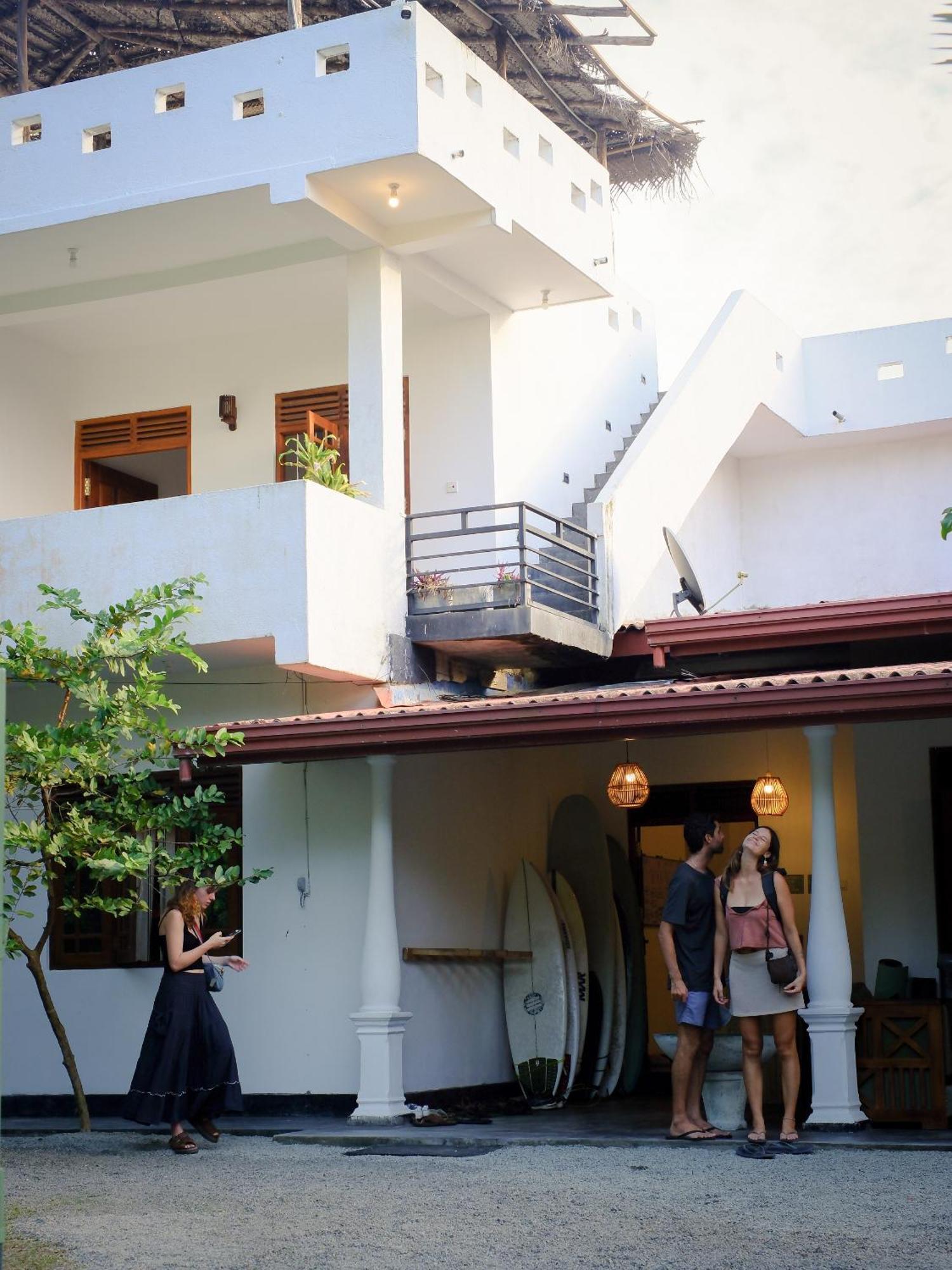 Makai Surf House Hotel Ahangama Exterior photo